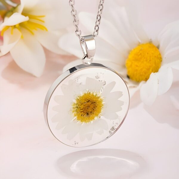 Custom dried flower resin necklace for meaningful gifting